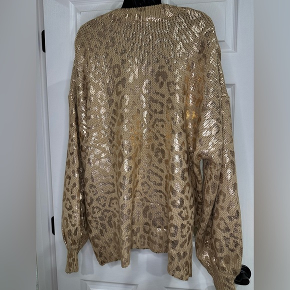 Tan oversized sweater with gold leopard print - Picture 2 of 6
